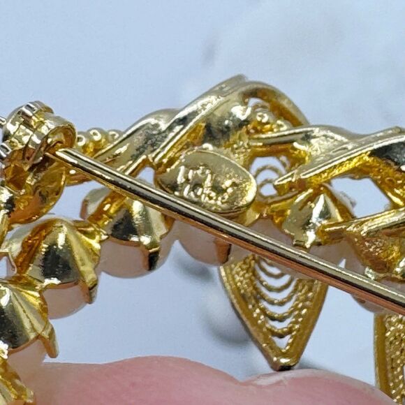 Hobe Vintage Pearl Circle Brooch With Filigree Leaves Gold Wreath Signed Costume - Picture 11 of 11